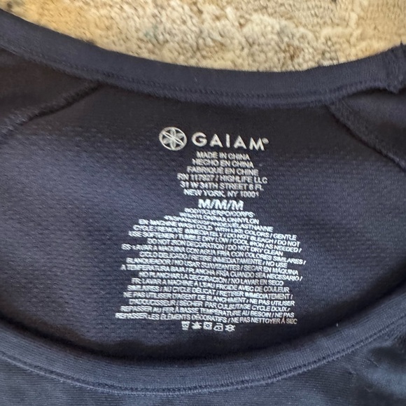 GAIAM Dark grey charcoal  Short Sleeve Tee size medium activewear - Picture 2 of 2